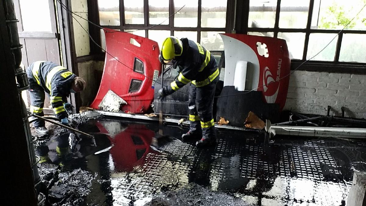 Vyšetřovatelé zjišťují příčinu požáru v autoservisu