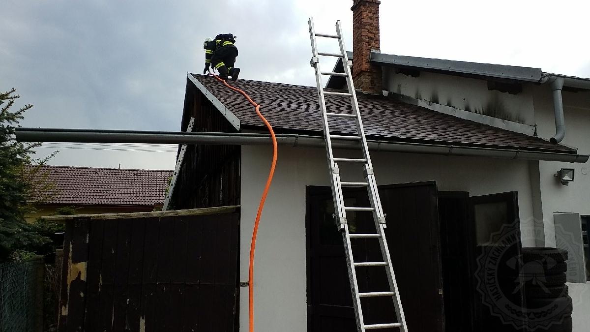 Vyšetřovatelé zjišťují příčinu požáru v autoservisu