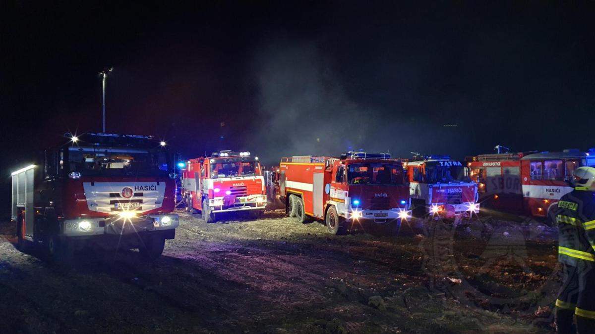 Po celou noc hasiči likvidovali požár, který vypukl na skládce