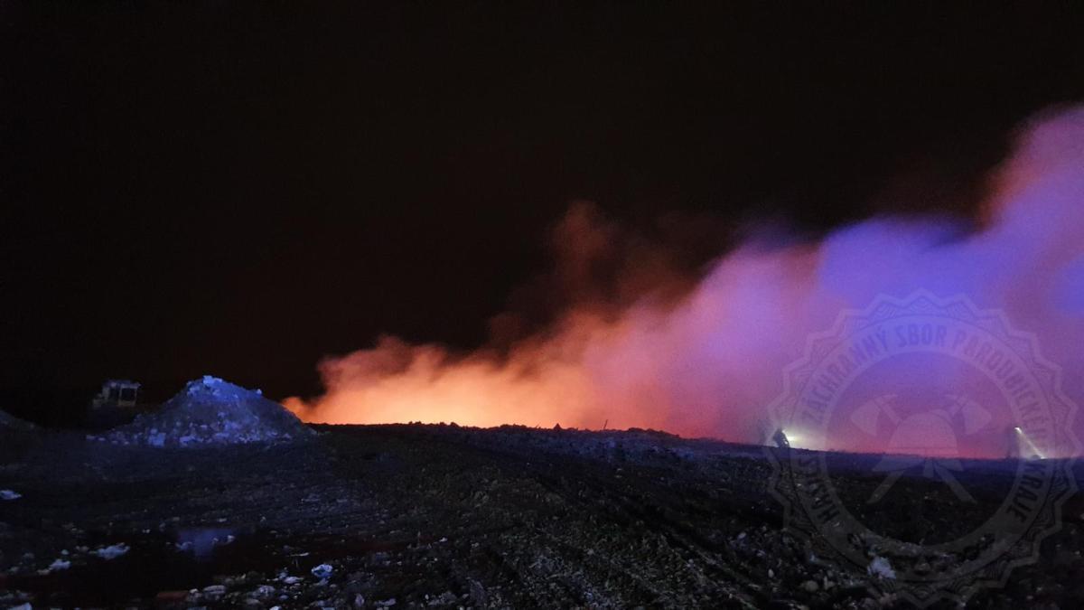 Po celou noc hasiči likvidovali požár, který vypukl na skládce