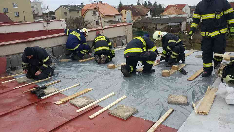 HZS utržená střecha Holice 