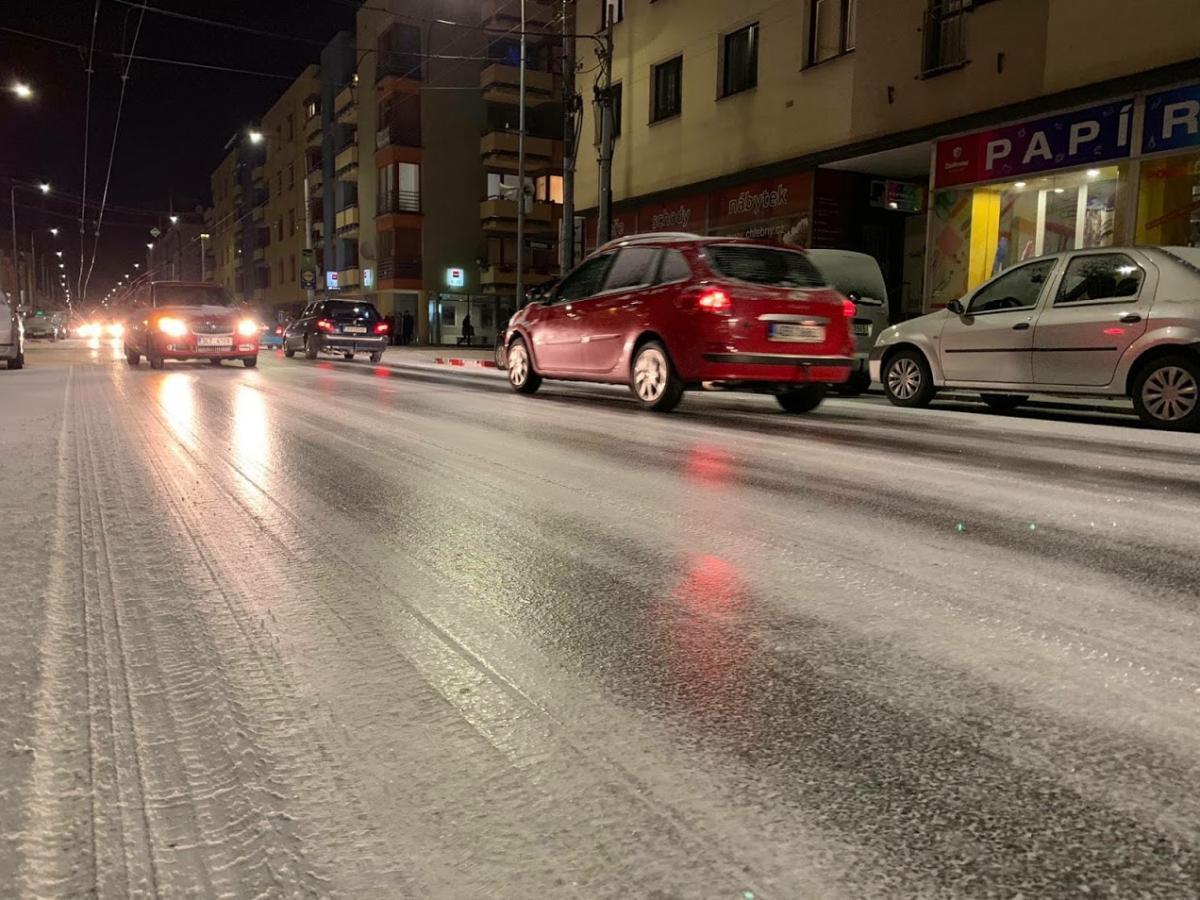 Ledovka na silnici Jana Palacha Pardubice 14. ledna 2019