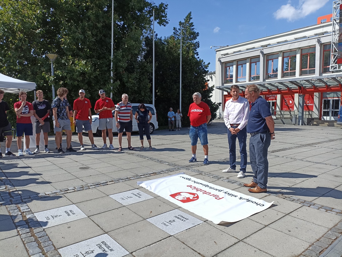 Obyčejné dlaždice mizí, Chodník slávy se naopak rozrůstá