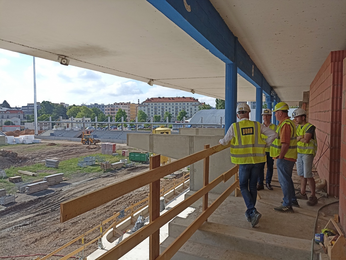 Letní stadion se brzy zazelená