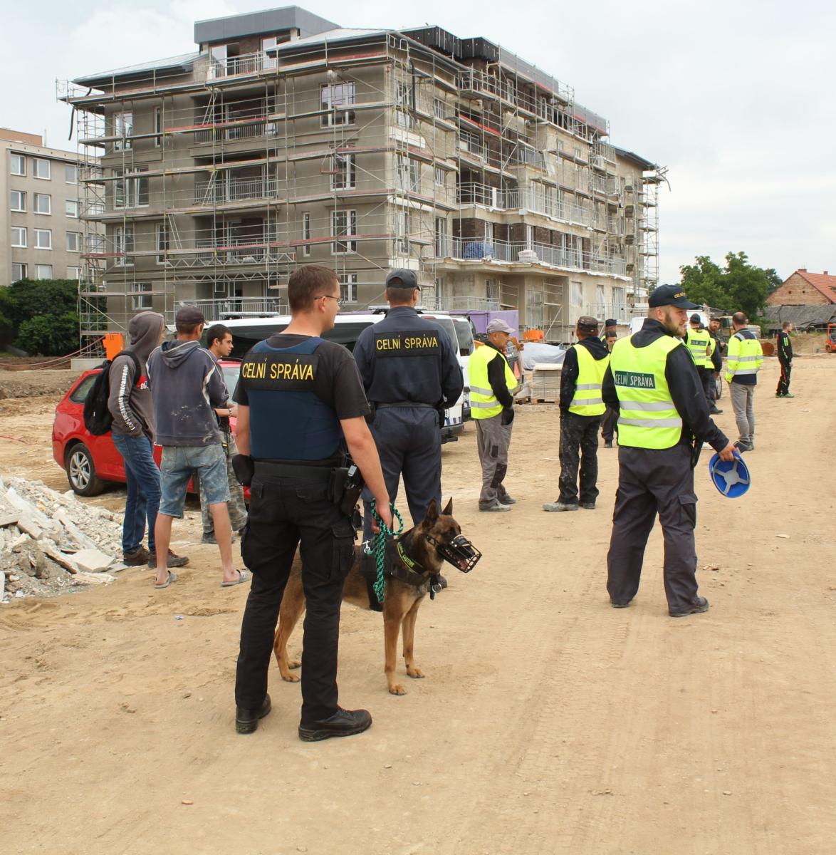 Celníci pátrali po nelegálně zaměstnaných ze zahraničí