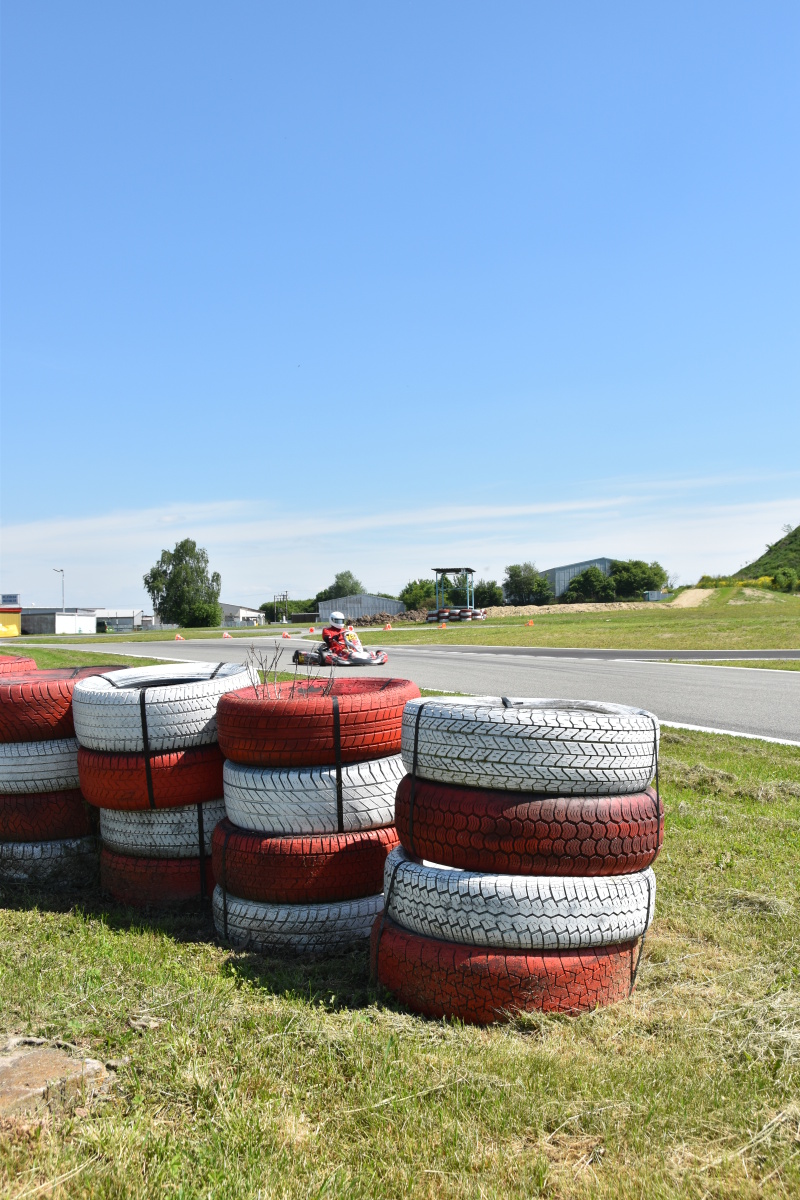 Na autodromu se jezdí také motokárové závody