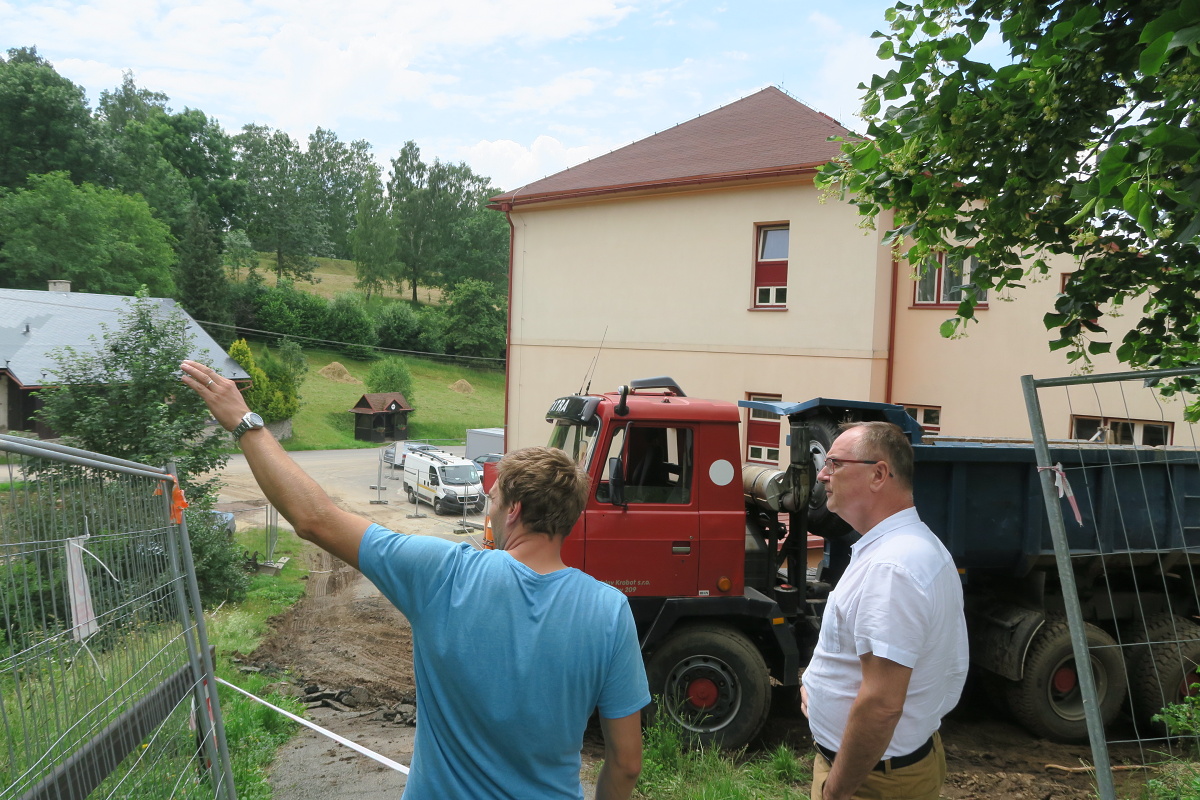 Na stavbě u školy