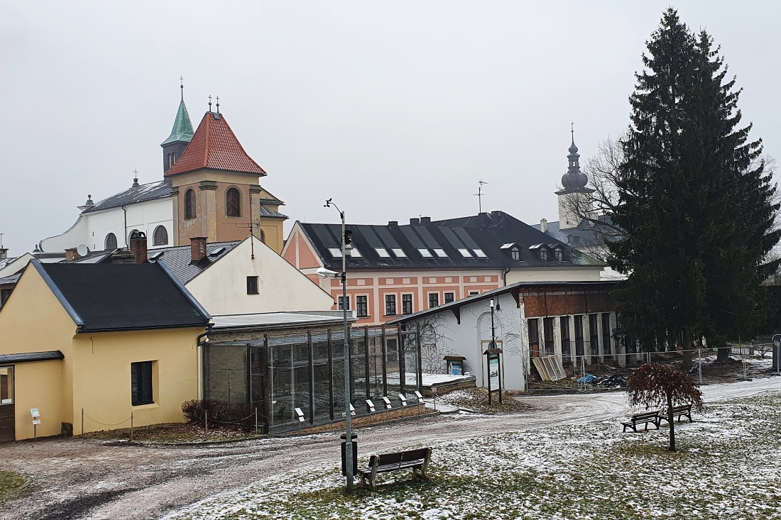 Oranžerie-je-hned-vedle-papoušků-a-bílých-klokanů