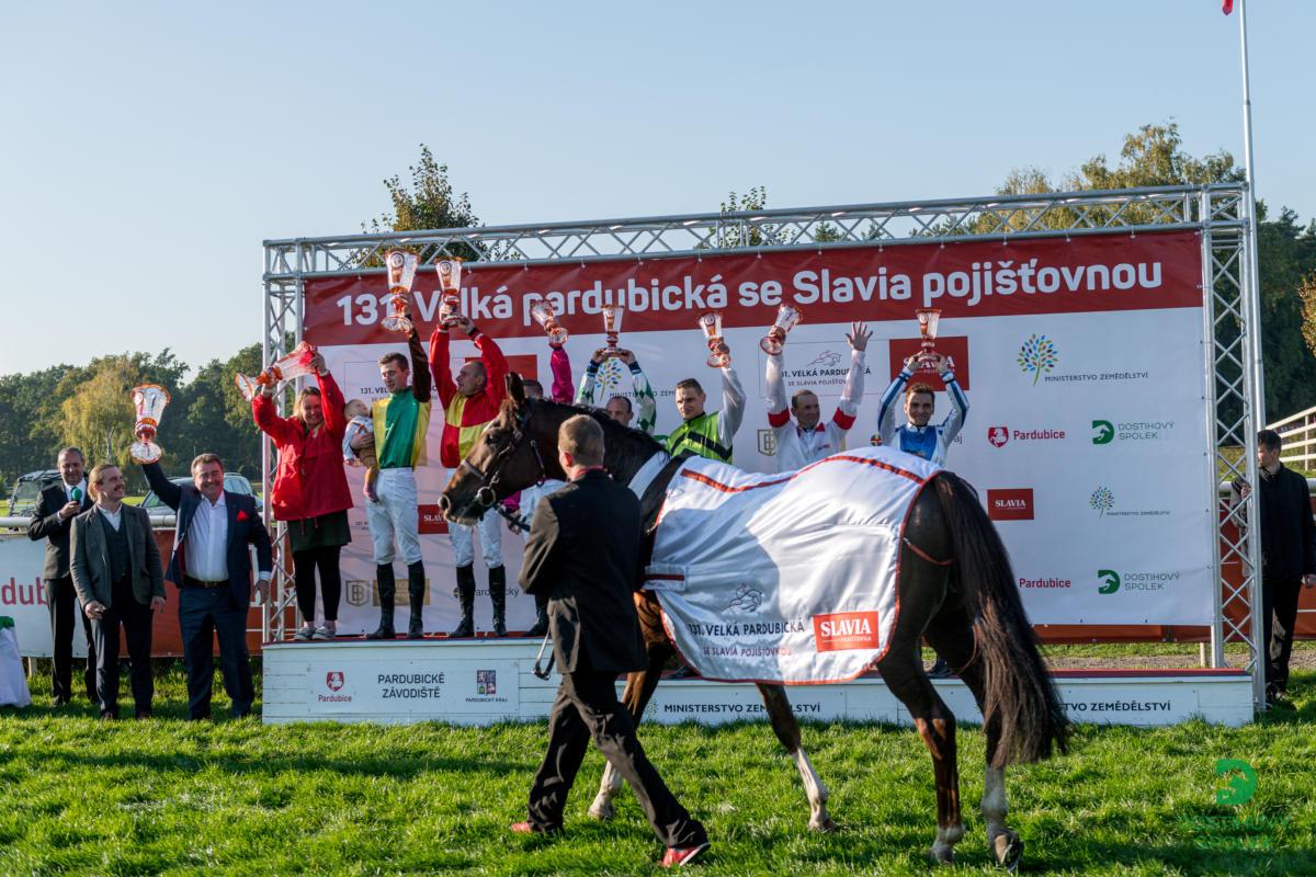 Ve 131. Velké pardubické se Slavia pojišťovnou zvítězil desetiletý ryzák stáje DS Kabelkovi TALENT.