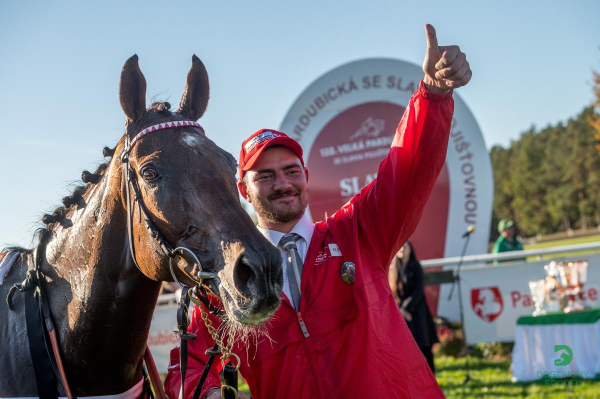 Vítězem 132. Velké pardubické se Slavia pojišťovnou je Mr Spex