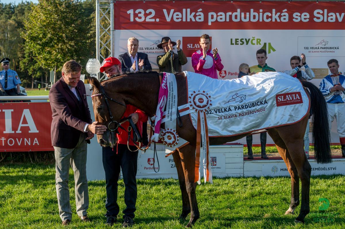 Vítězem 132. Velké pardubické se Slavia pojišťovnou je Mr Spex