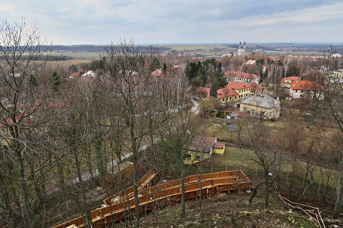 Tady roste dřevěná lávka