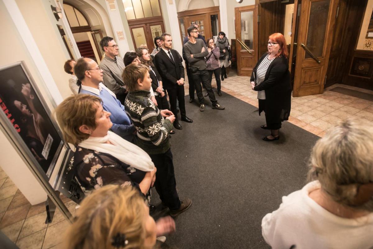 Dramaturgyně Jana Uherová provázela zákulisím divadla, foto Jiří Sejkora