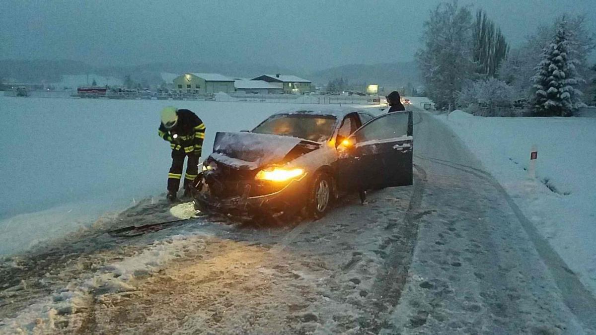 Čelní střet dvou osobních vozidel u Žamberka