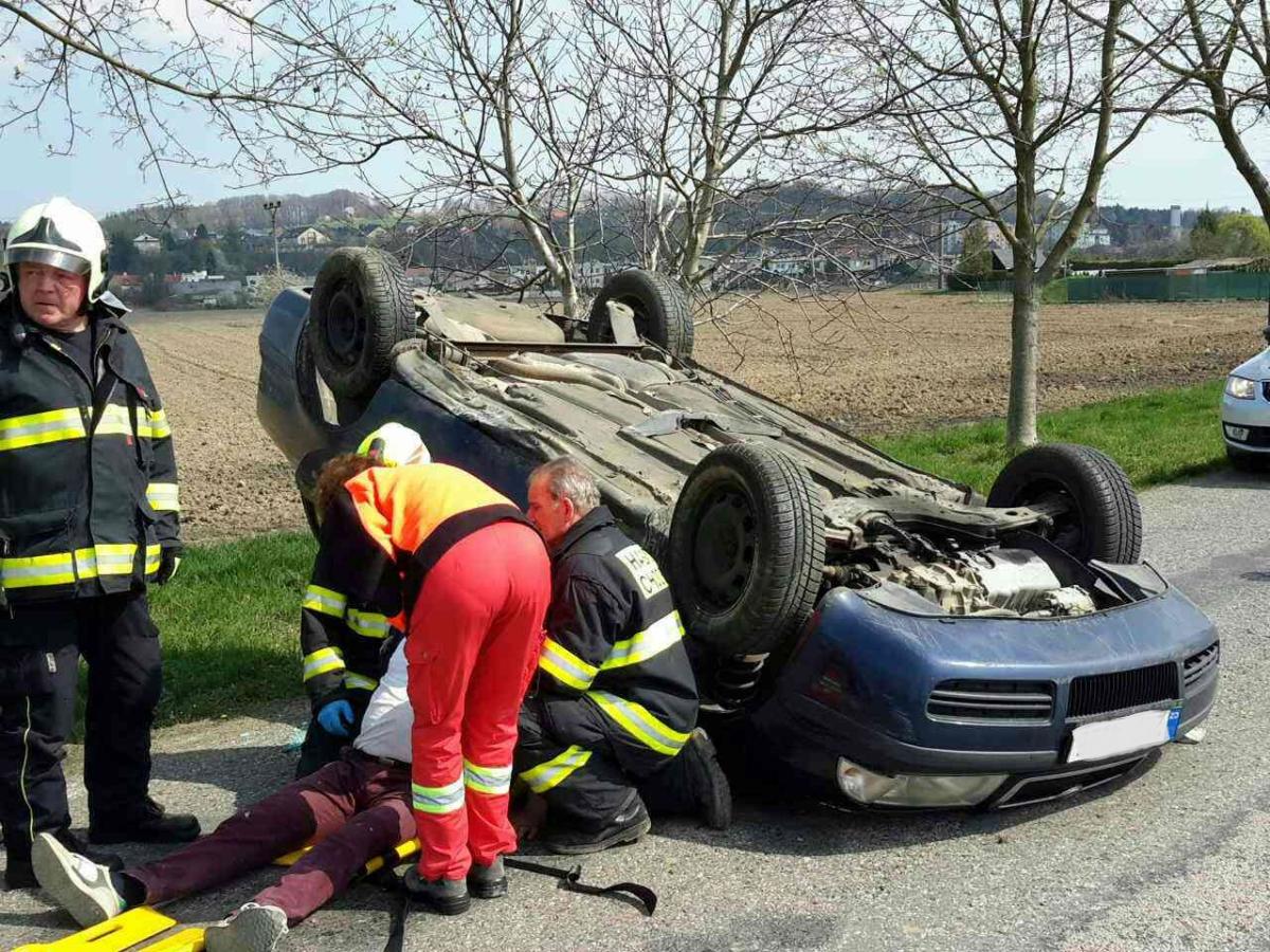 Automobil s přívěsným vozíkem havaroval v Chocni