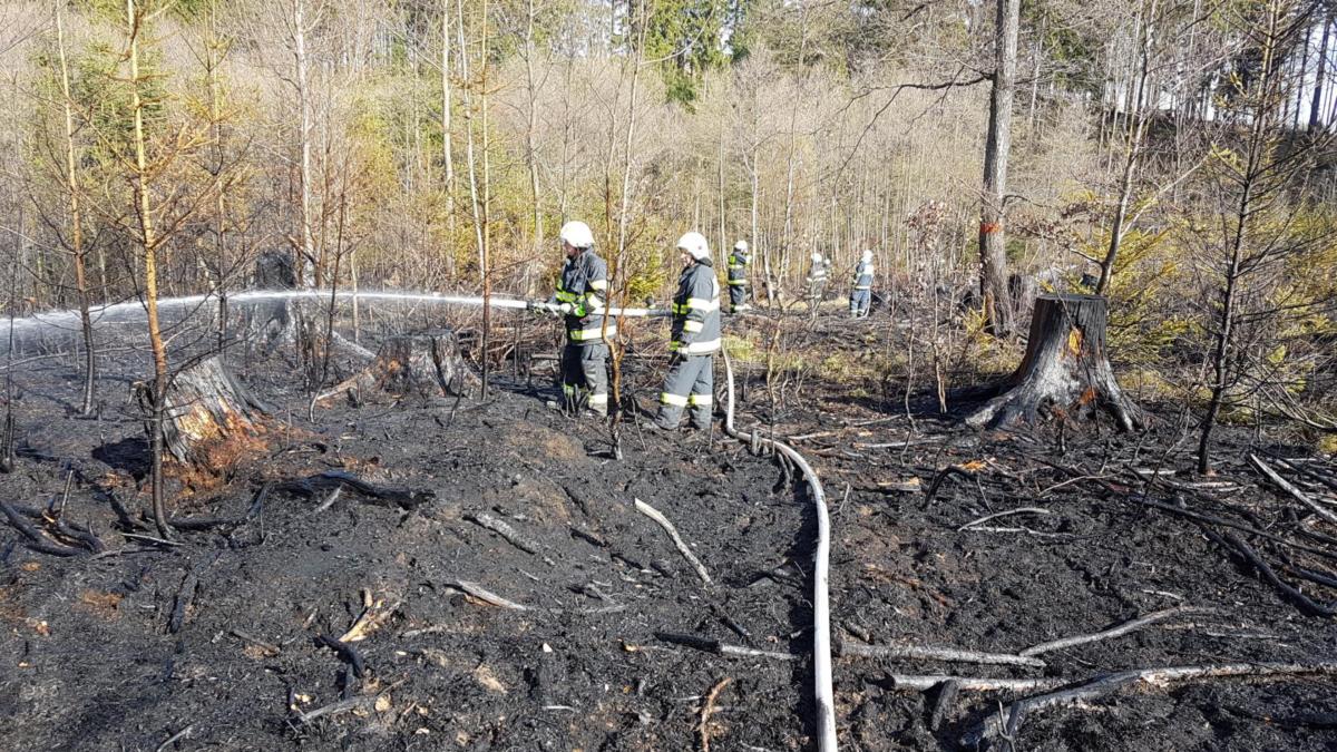 Za špatně uhašená ohniska po pálení klestí byla uložena pokuta | Foto: JSDHO Bystré