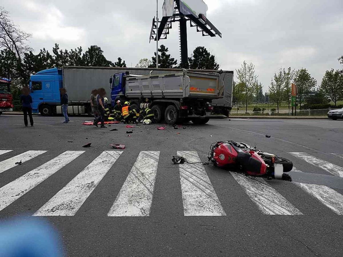 Težká dopravní nehoda uzavřela nadjezd u Parama | Foto: HZS Pardubického kraje