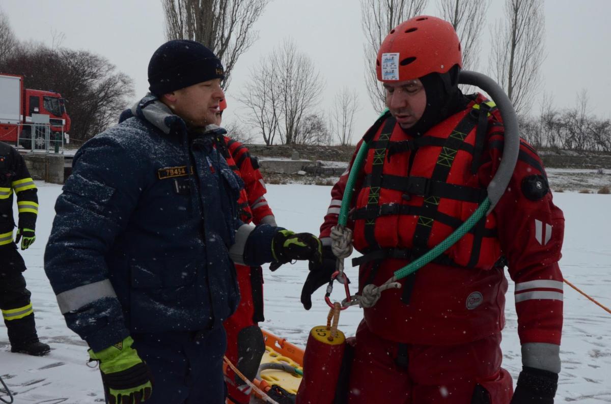 Zamrzlou vodní hladinu hasiči využili k výcviku záchrany tonoucí osoby