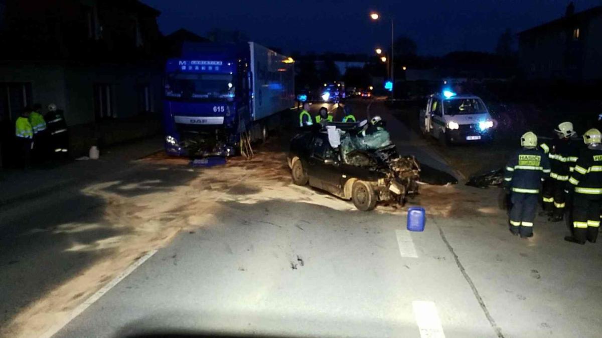 Střet osobního auta s nákladním skončil tragicky | Foto: HZS Pardubického kraje, územní odbor Chrudim 