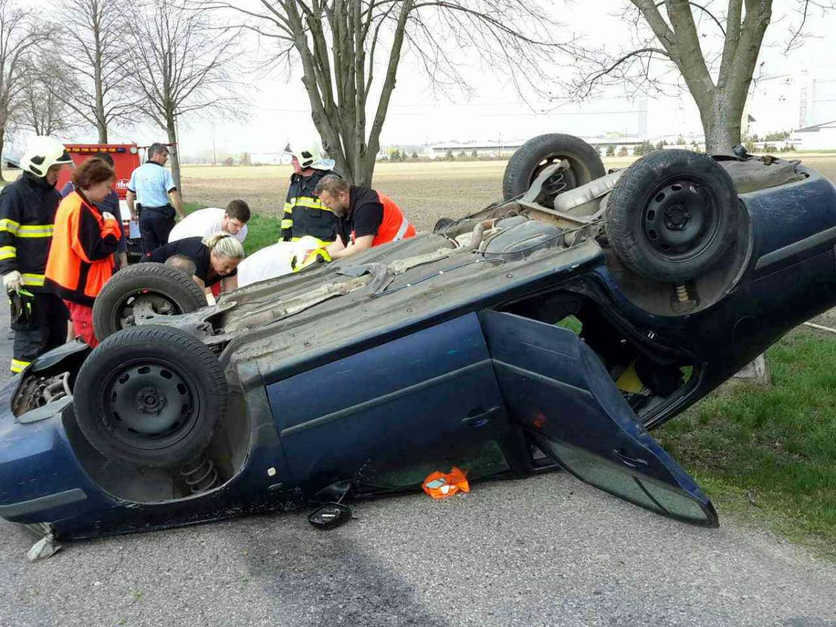 Automobil s přívěsným vozíkem havaroval v Chocni