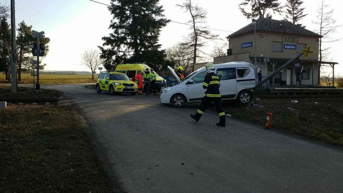 Dodávku smetl vlak v Zaječicích na přejezdu