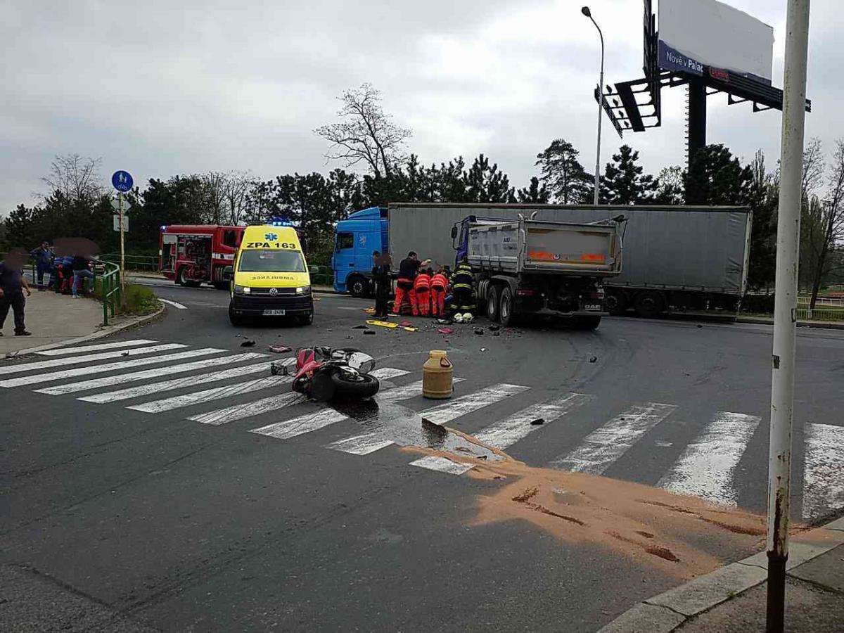 Težká dopravní nehoda uzavřela nadjezd u Parama | Foto: HZS Pardubického kraje