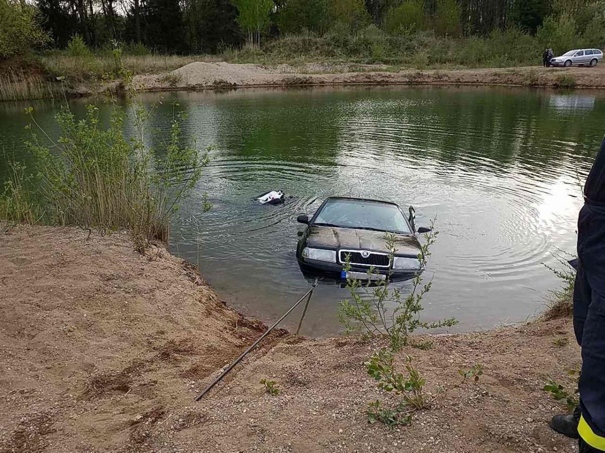 Hasiči v roli rybářů. Na "udičku" nevytáhli rybu, ale utopený automobil