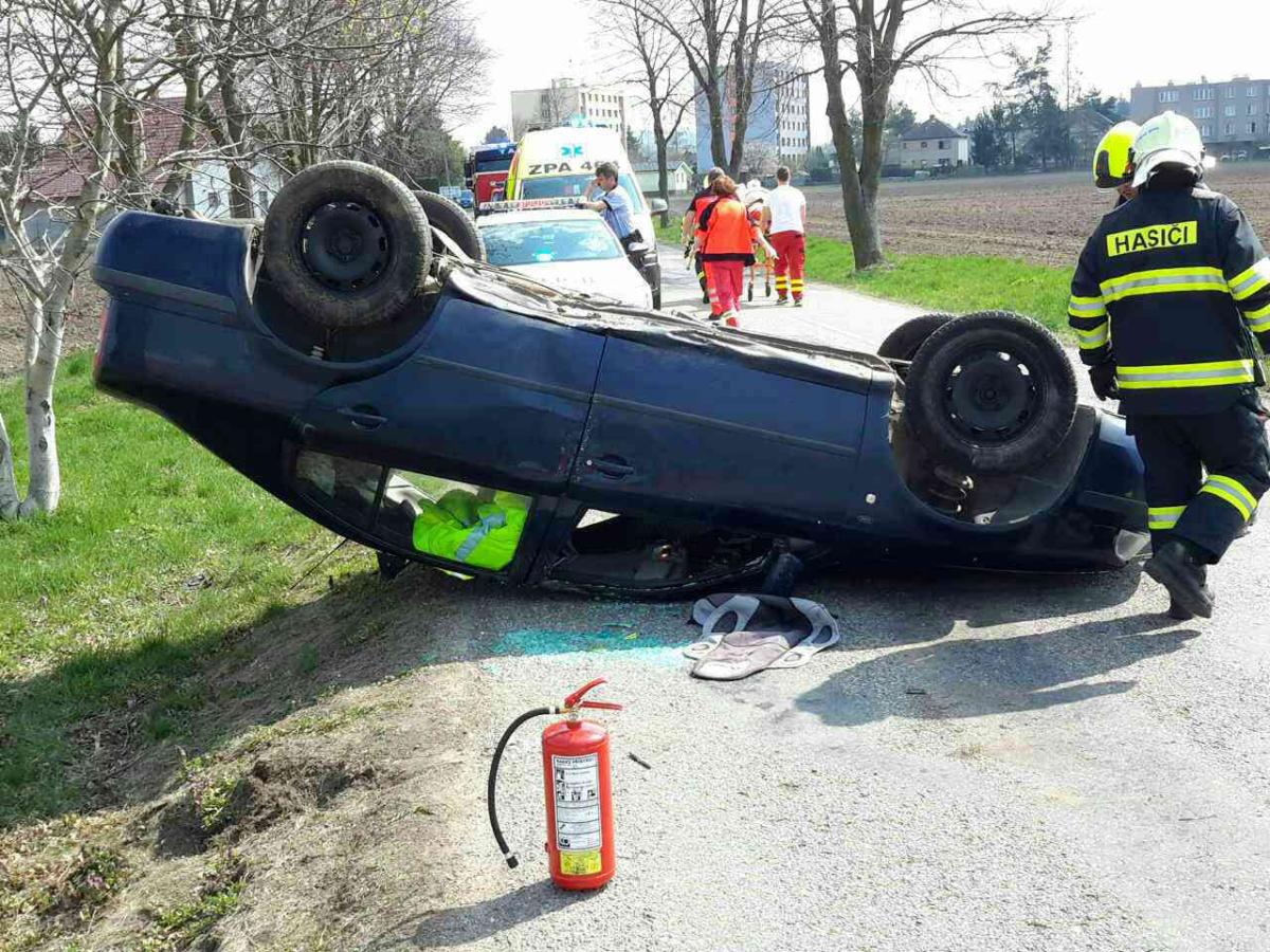 Automobil s přívěsným vozíkem havaroval v Chocni