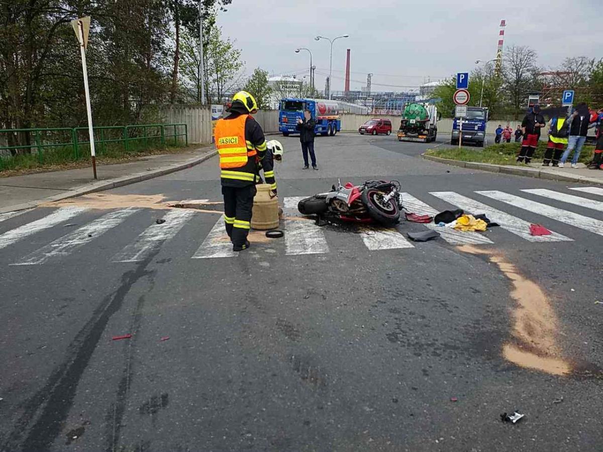 Težká dopravní nehoda uzavřela nadjezd u Parama | Foto: HZS Pardubického kraje