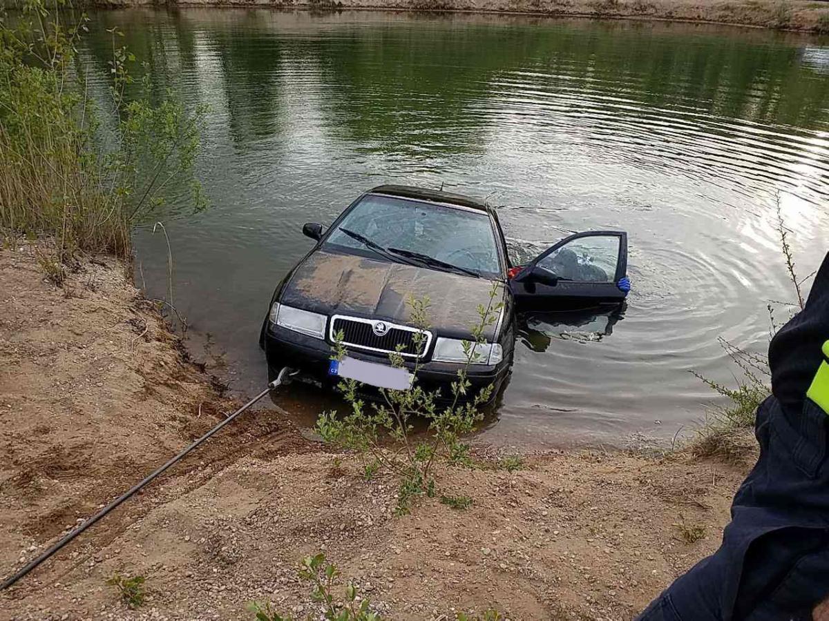 Hasiči v roli rybářů. Na "udičku" nevytáhli rybu, ale utopený automobil