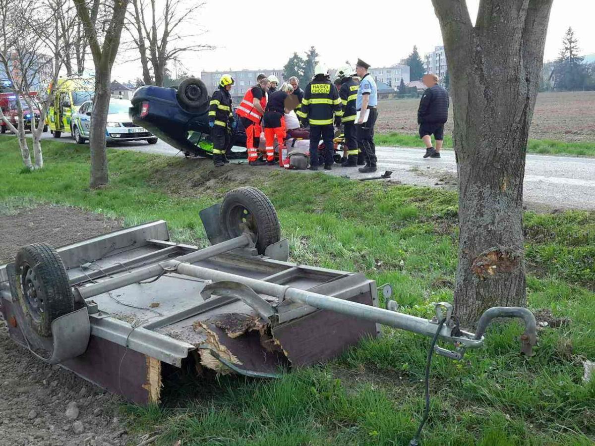 Automobil s přívěsným vozíkem havaroval v Chocni