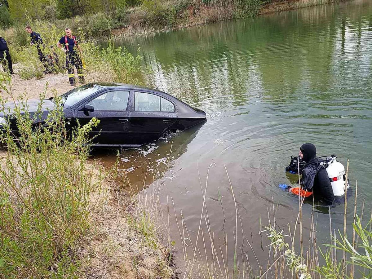 Hasiči v roli rybářů. Na "udičku" nevytáhli rybu, ale utopený automobil