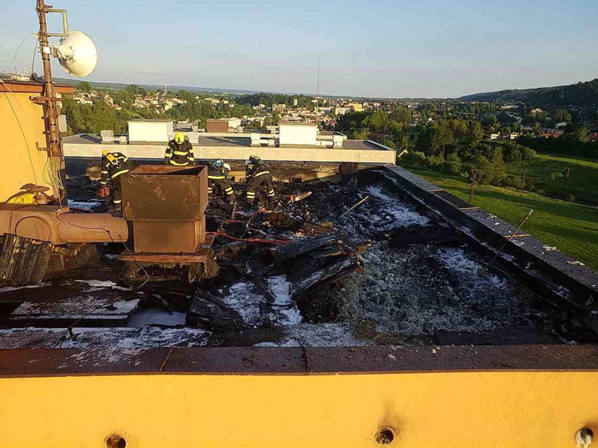 Požár izolace na střeše panelového domu v České Třebové