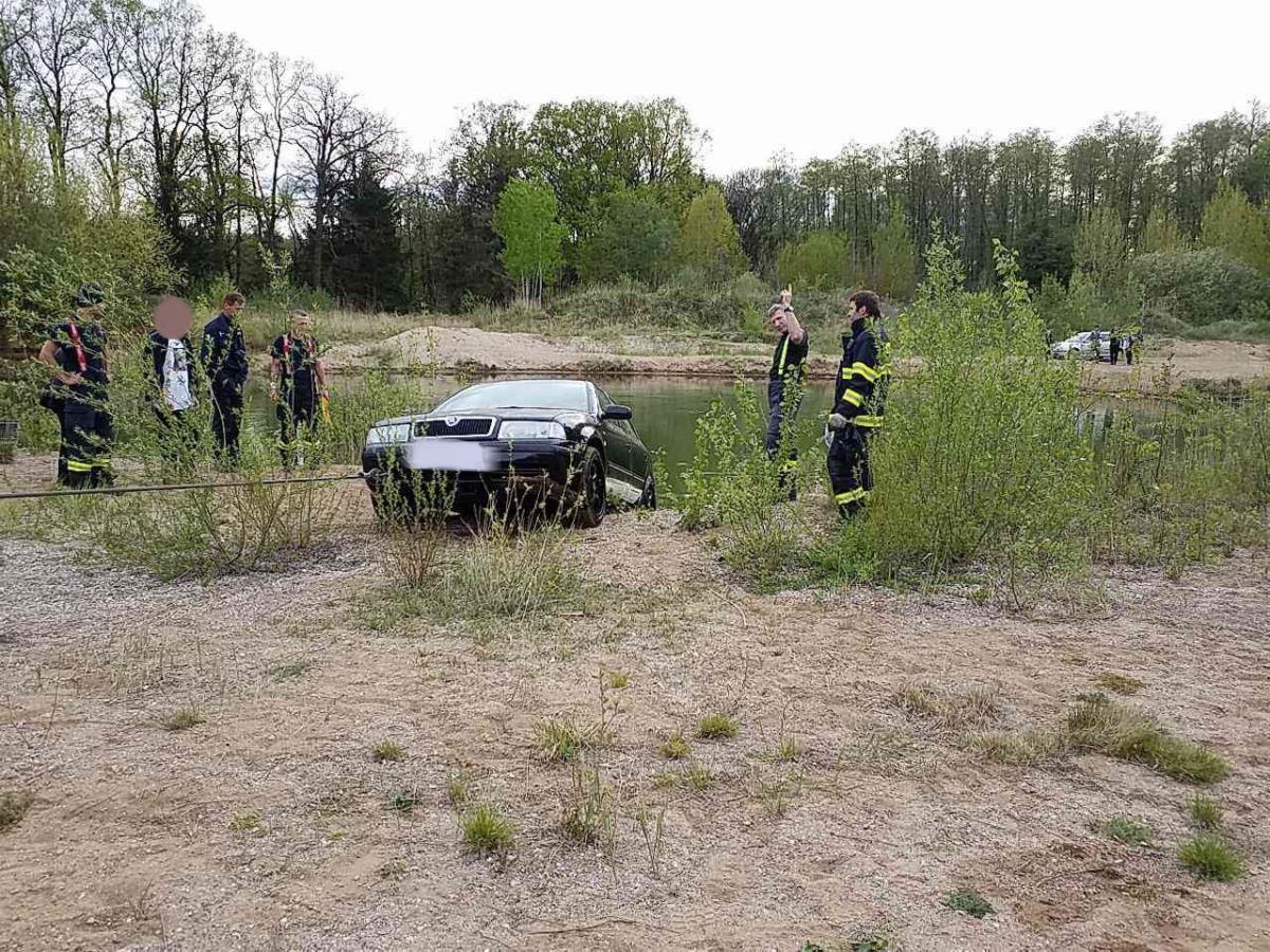 Hasiči v roli rybářů. Na "udičku" nevytáhli rybu, ale utopený automobil