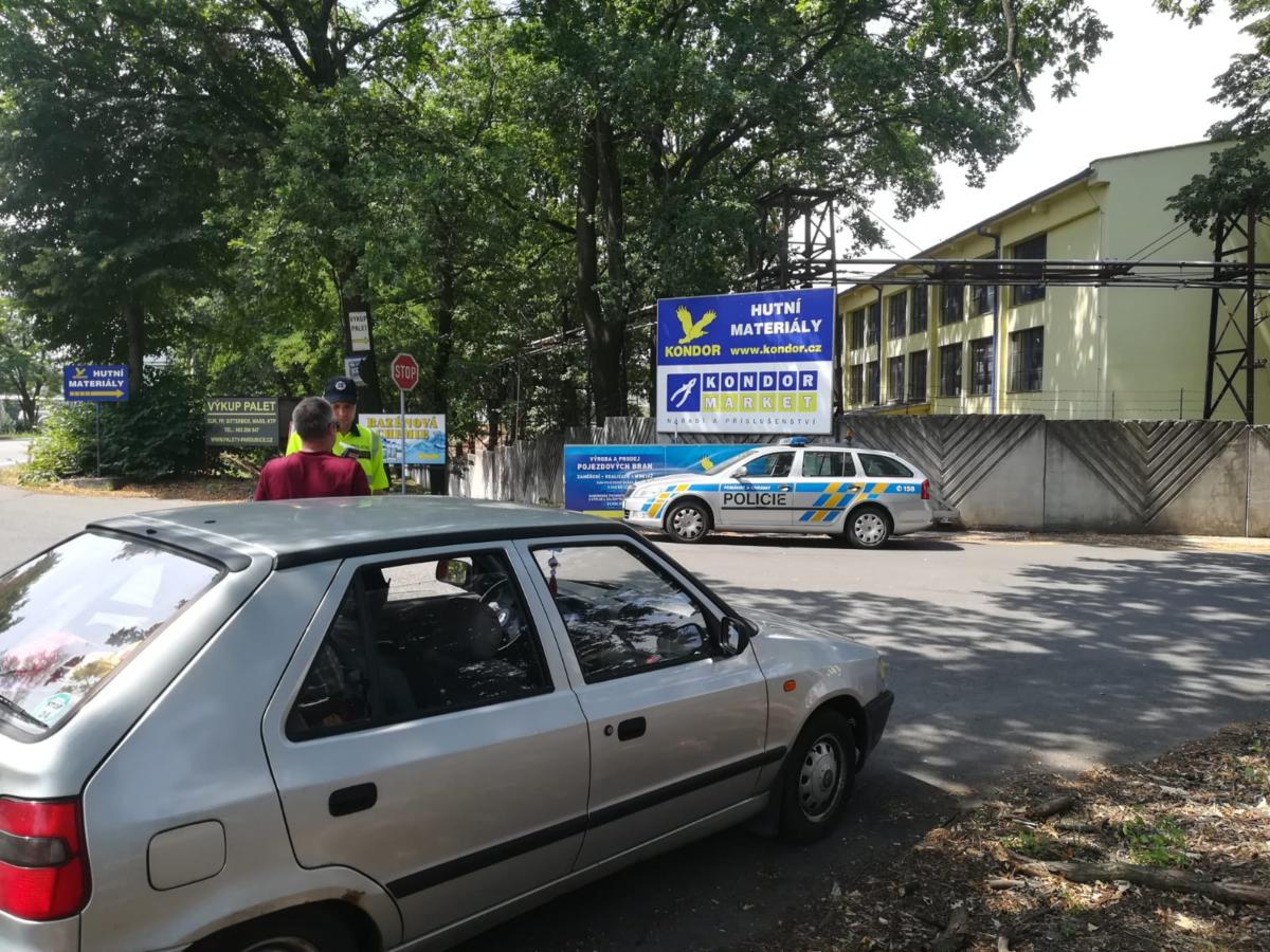 Policisté kontrolovali především zákaz požívání alkoholických nápojů a jiných návykových látek. 