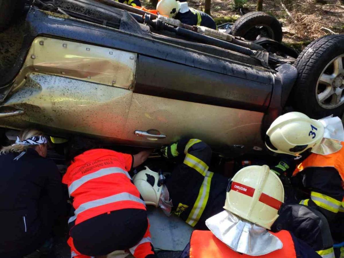 Při nehodě dvou vozidel byly zraněny dvě osoby, na místě i vrtulník