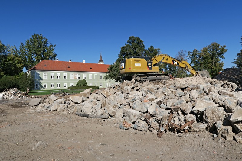 Zbourana jidelna s kancelaremi