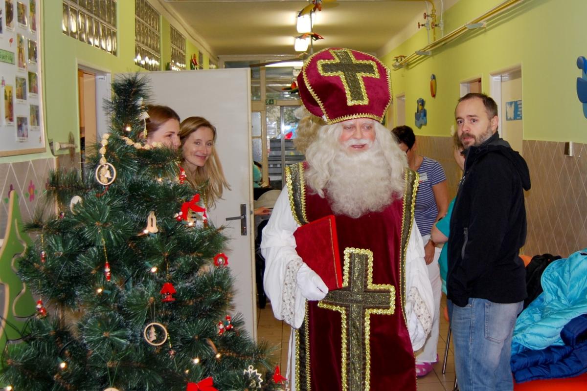 Za dětmi do nemocnice s předstihem přišli Mikuláš, čert a anděl