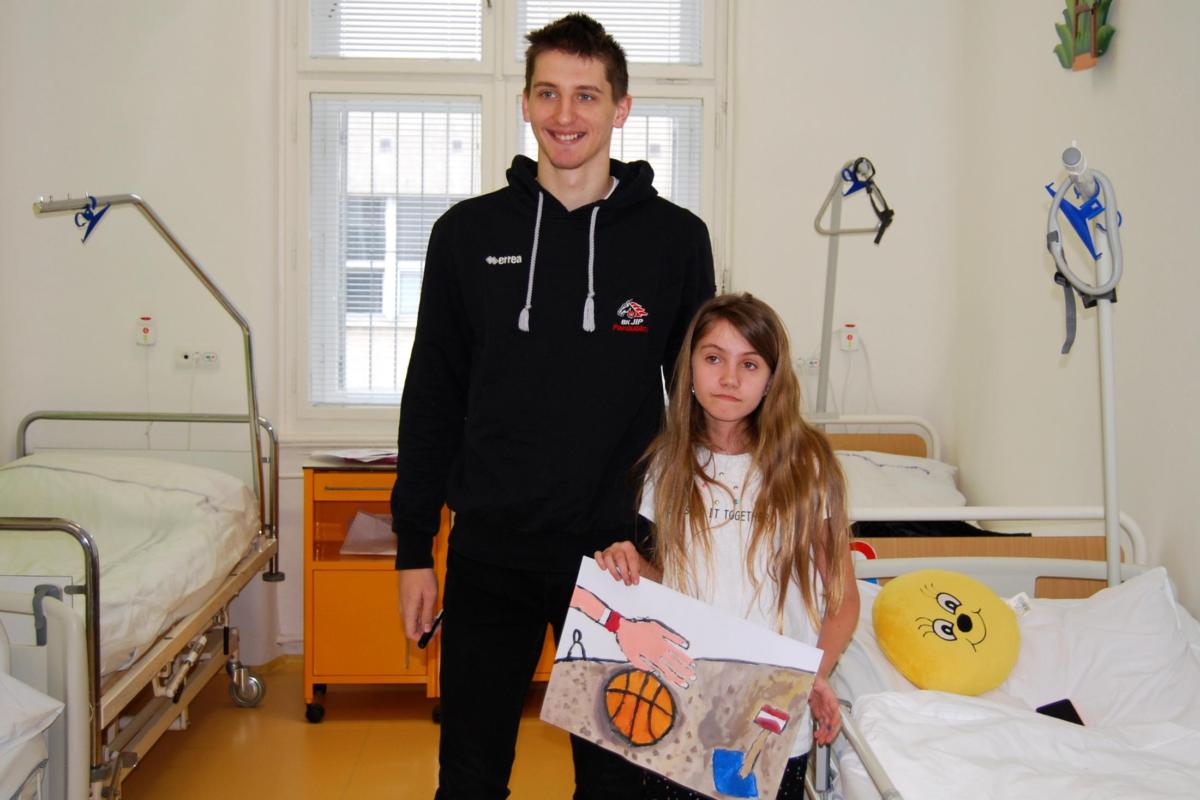 Hospitalizované děti v Pardubické a nově i v Chrudimské nemocnici se mohou zapojit do 5. ročníku výtvarné soutěže BasketMalování.