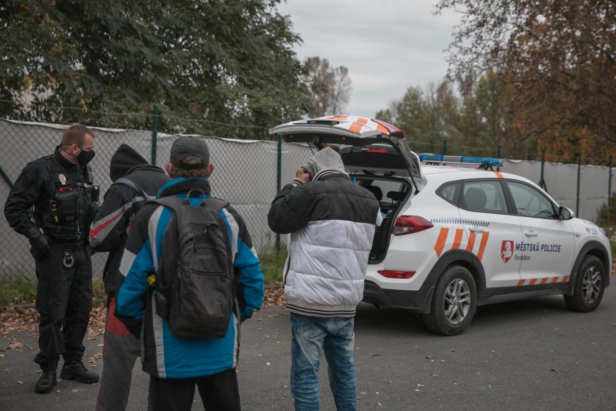 Kontroly bezdomovců i s teploměrem