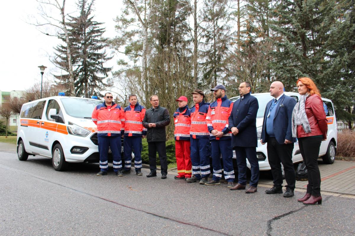 Nemocnice Pardubického kraje má pět nových sanitních vozů pro převozy pacientů