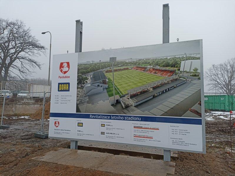 Na letním stadionu se pouštějí do stavby tribun