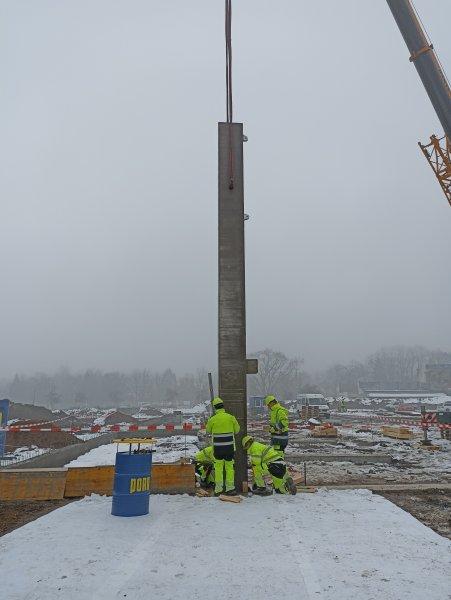 Na letním stadionu se pouštějí do stavby tribun