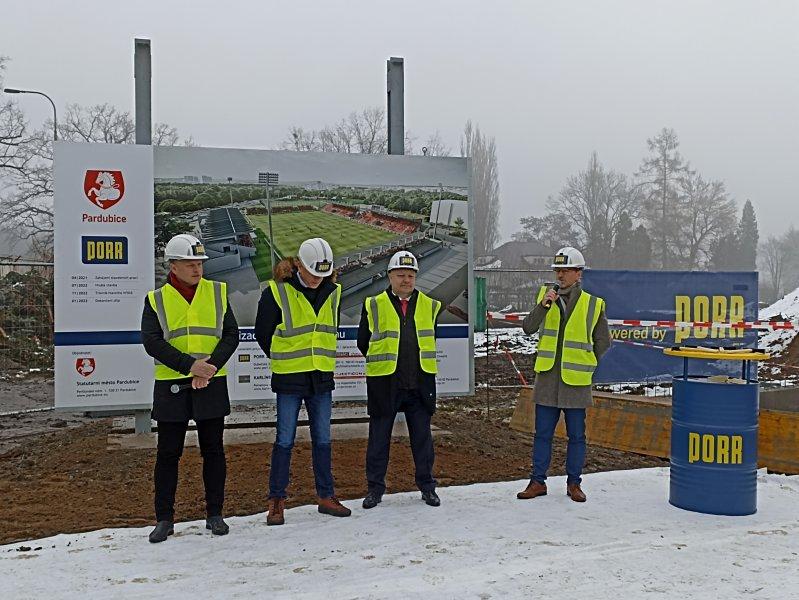 Na letním stadionu se pouštějí do stavby tribun