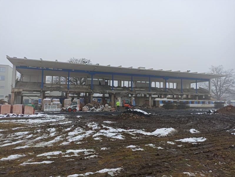 Na letním stadionu se pouštějí do stavby tribun