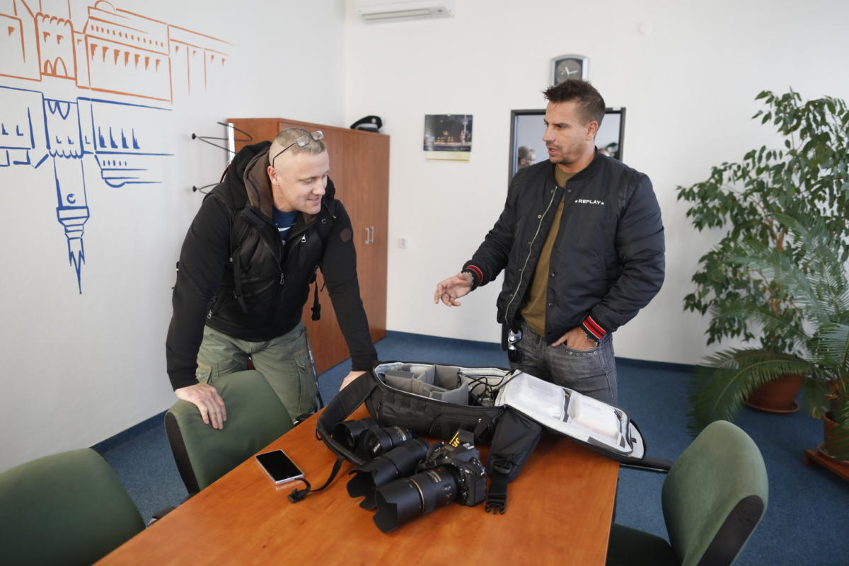 Osm hodin práce. Strážníci zachránili fototechniku za desetitisíce