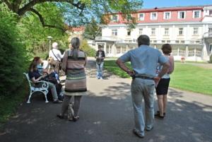 Před Gočárovým pavilonem