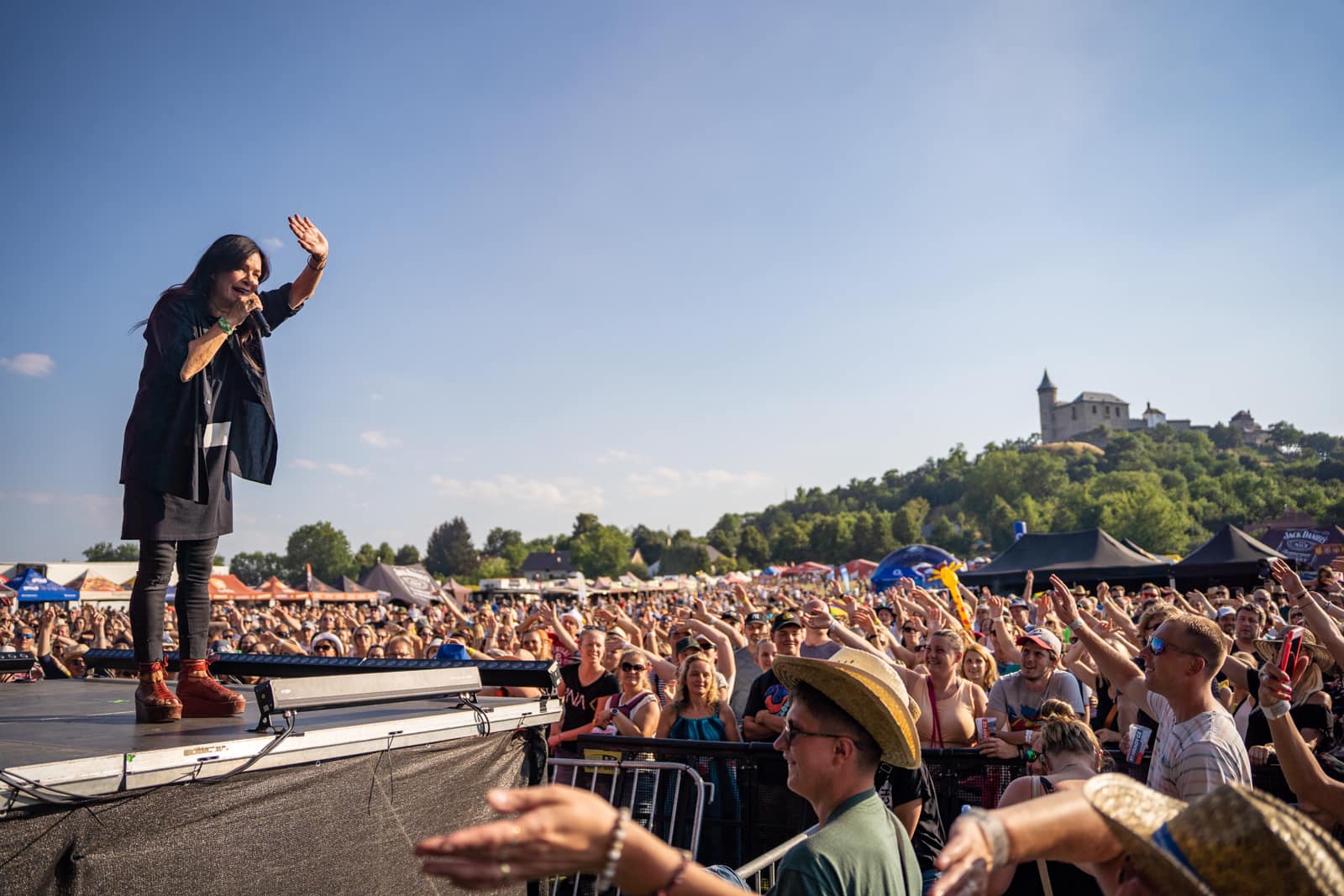 Festival Hrady CZ se vrátil pod „Kuňku“: Pokáč jako Gott, Xindl X jako  Barbína. Mirai plaval na jahodě | Pardubice ŽIVĚ